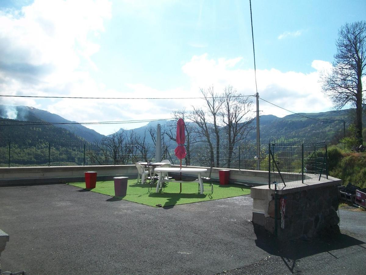 Vacances Au Pied Des Monts Du Cantal Laveissière Eksteriør bilde