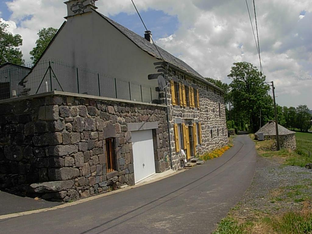 Vacances Au Pied Des Monts Du Cantal Laveissière Eksteriør bilde