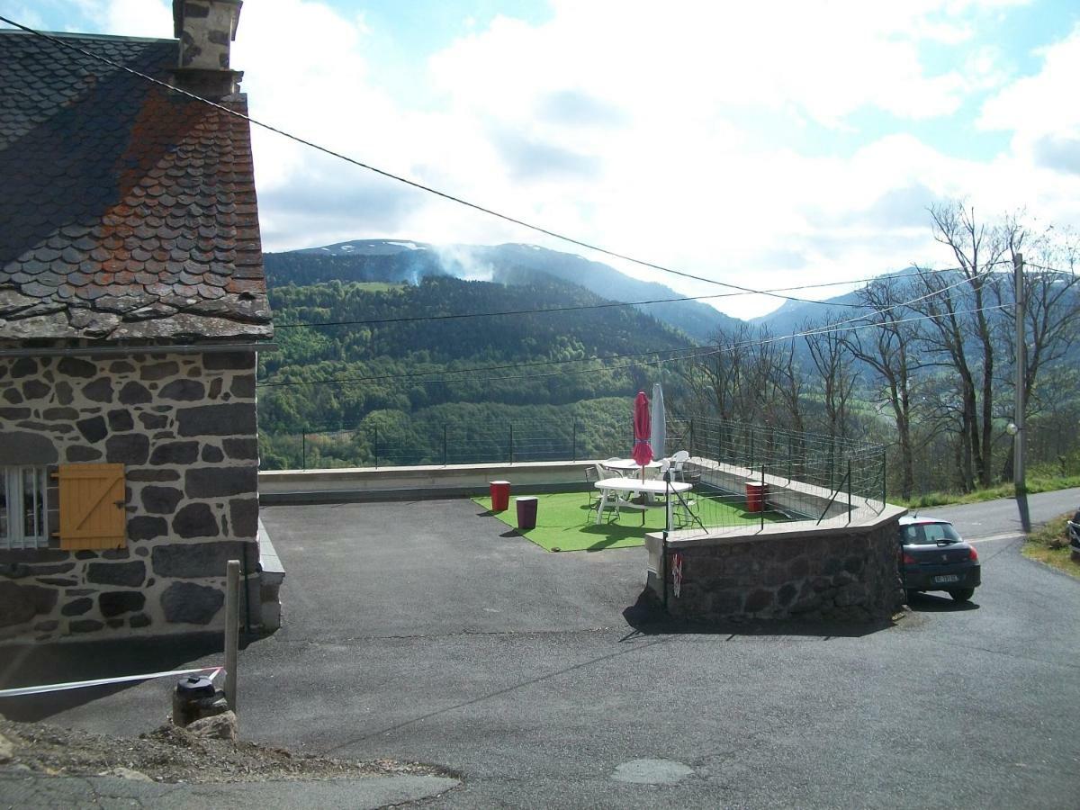 Vacances Au Pied Des Monts Du Cantal Laveissière Eksteriør bilde